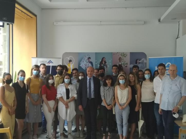 Kako bi pružila podršku i pomoć studentima koji nastavljaju svoje studije u Francuskoj u novoj akademskoj godini, Ambasada Francuske, Francuski institut u Srbiji i njegova kancelarija Campus France organizovali su pripremni seminar pred odlazak na studije, u petak 09. jula u 10.00 u prostorijama Francuskog instituta u Srbiji. Ovaj seminar okupio je dva tipa studenata: • 12 stipendista (nivoa master 2 i komentorskih doktorata), koji su odabrani nakon rigoroznog procesa selekcije, posredstvom komisi