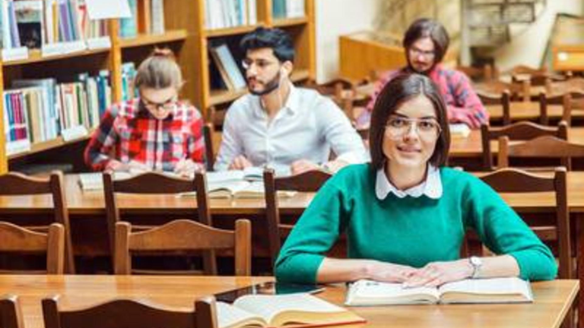 Etudiants en salle de lecture